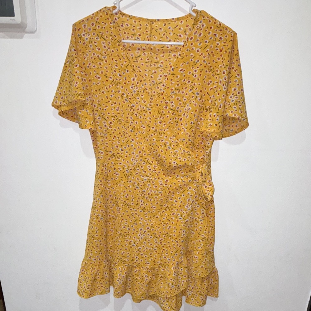 Women's M Yellow Floral Shift Dress Round Neck Short Sleeve Ruffle Hem Short